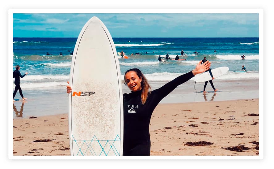 Ana posando con tabla de surf en Melbourne