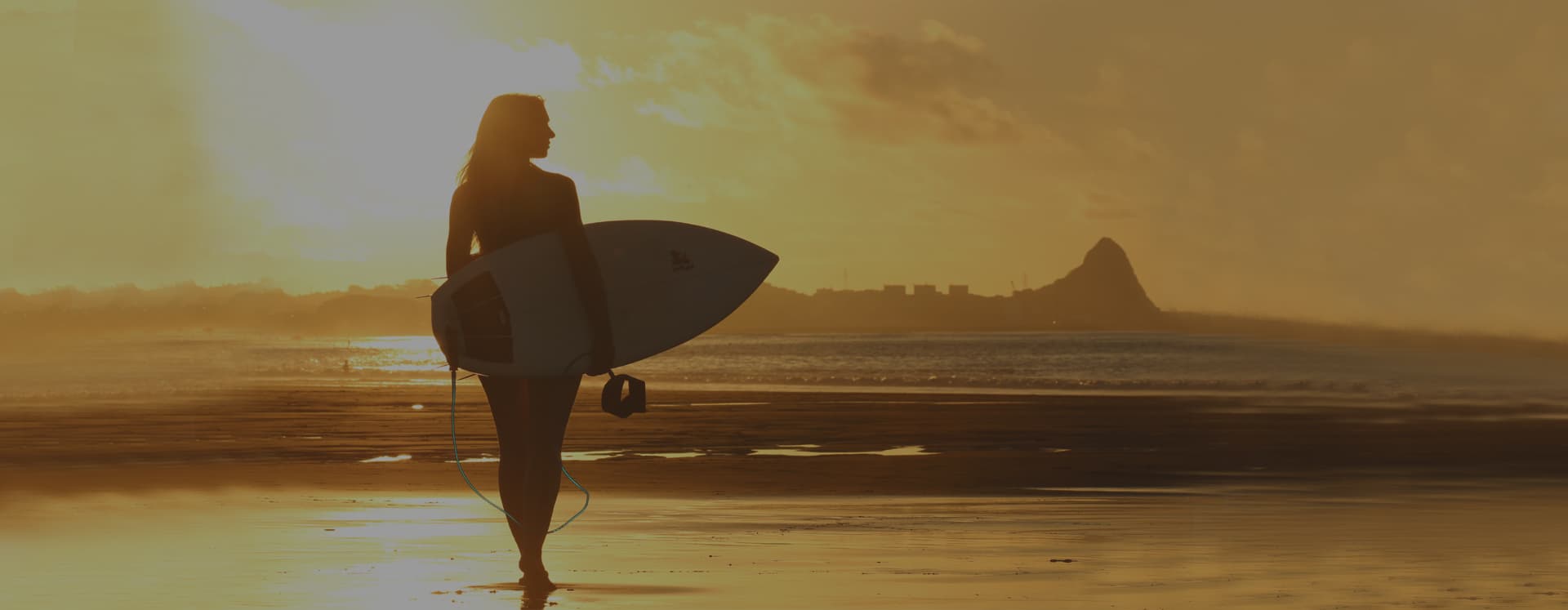 Estudiante en Australia surfeando al atardecer