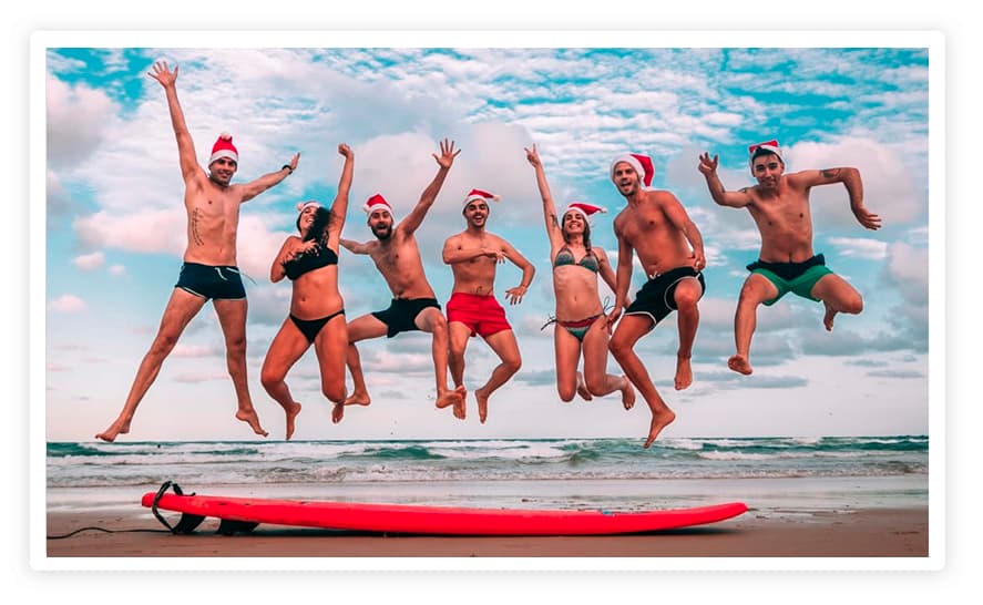 Estudiantes de salta con gorros de papa noel en la playa de Sydney Australia