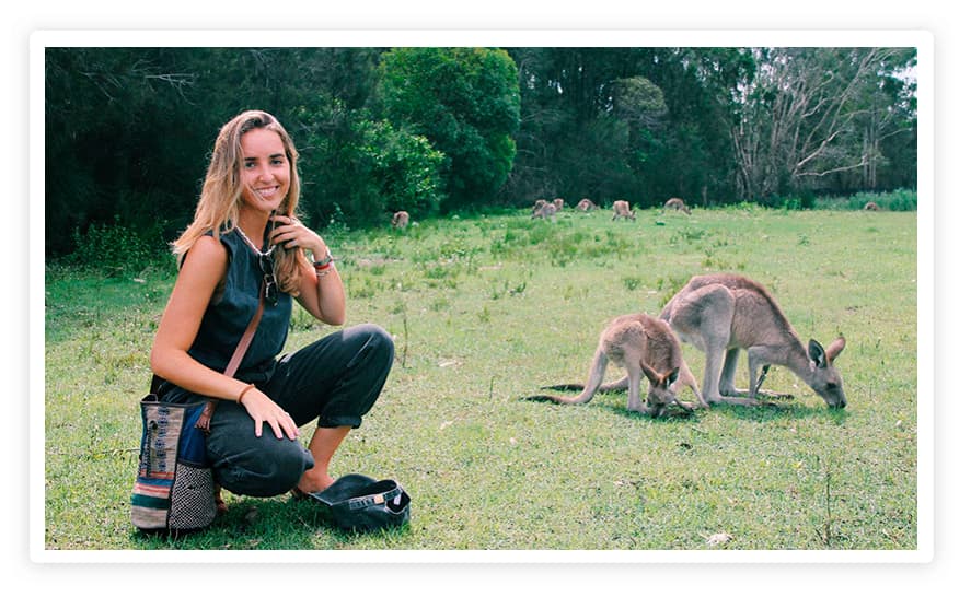 Macarena posa junto a dos canguros en Australia