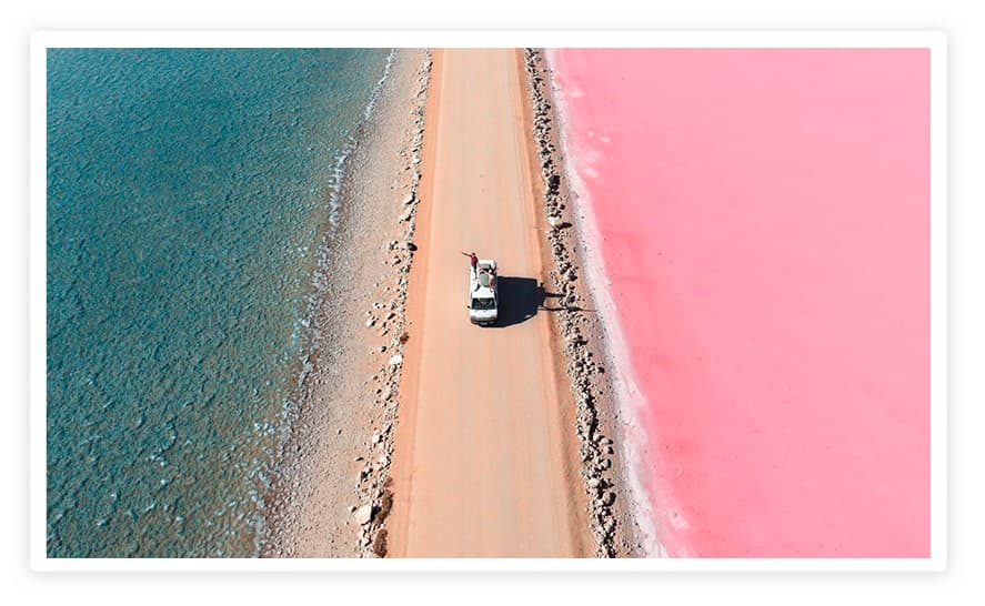 Furgo en lago rosa de Australia